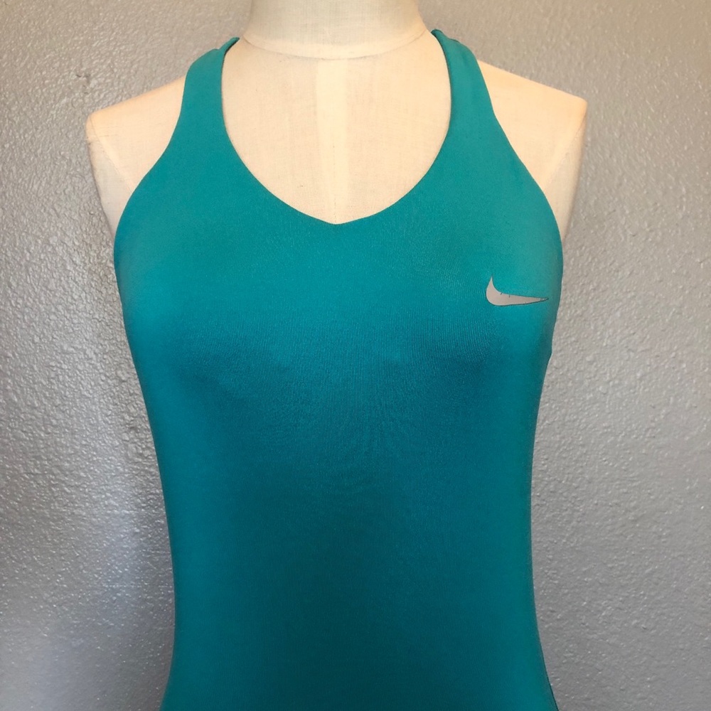 Set of 4 Nike tanks